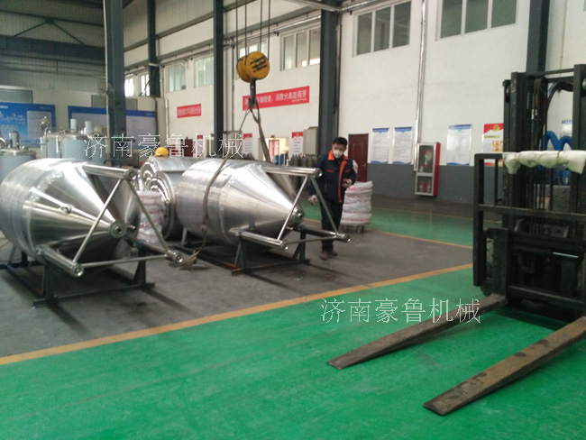 等待發(fā)貨的發(fā)酵罐 等待發(fā)貨的發(fā)酵罐