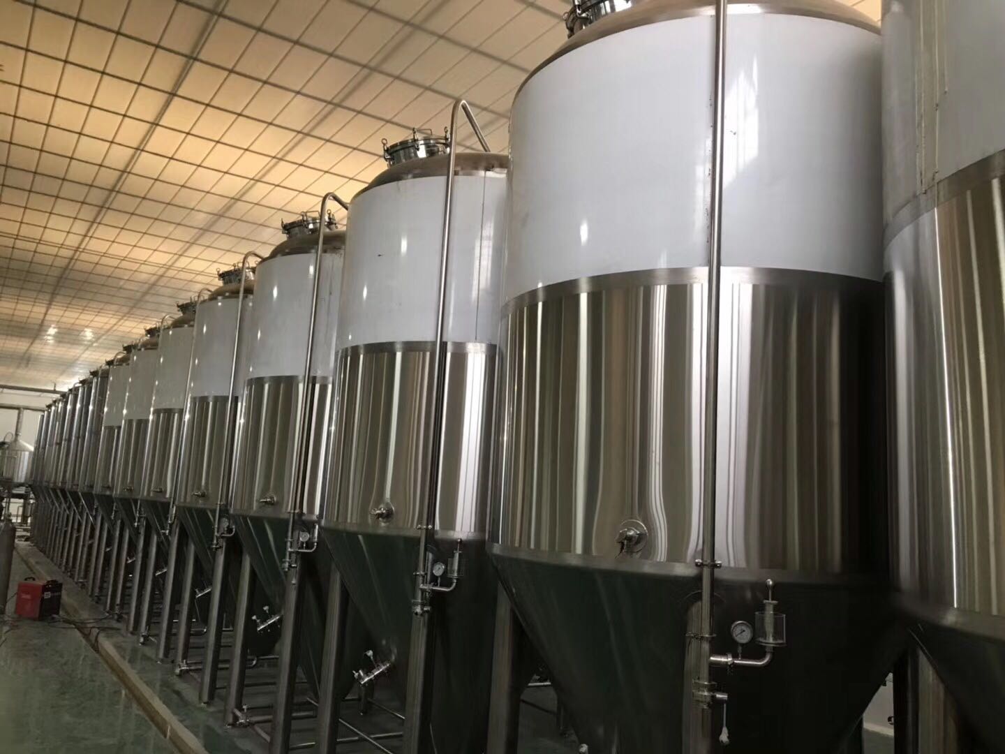 大型啤酒設(shè)備發(fā)酵罐 大型啤酒設(shè)備發(fā)酵罐
